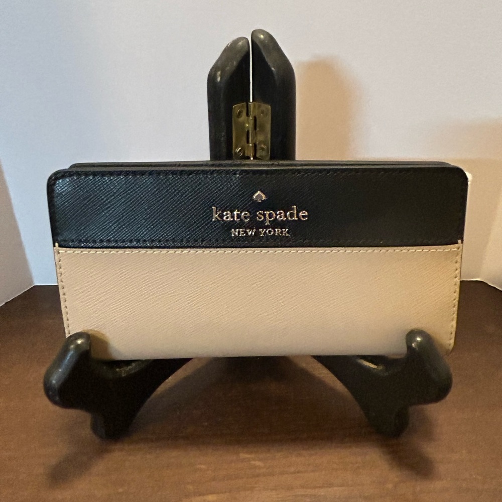 Kate Spade Staci Large Slim Bifold‎ Wallet in Beige NWT